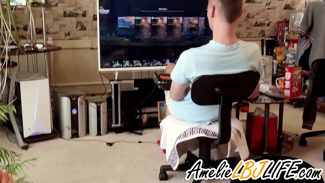 കംപ്യൂട്ടർ ഗെയിം കളിക്കാൻ കാമുകനുവേണ്ടി സെക്സ് ടോയ് ഉപയോഗിച്ച് പെൺകുട്ടി സ്വയംഭോഗം ചെയ്യുന്നു